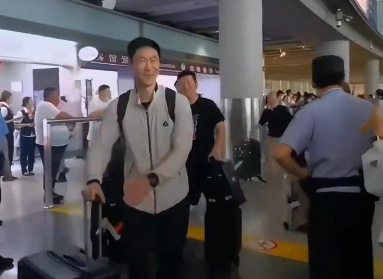 米兰体育-国乒落地北京全队洋溢笑容！梁靖崑两儿子接机 王楚钦仍一脸疲惫